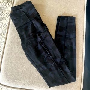 Lululemon Fast and Free High-Rise Tight 28” size 4, black Camo excellent cond